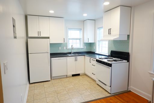 Newly Remodeled! Beautiful Large 2 br Apartment, Hardwood Floors. Bring Your Pet! – photo 1