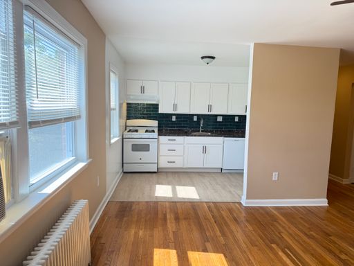 Gorgeous and Sunny Large Apartment Home, Near Bus, Bring Your Pet!