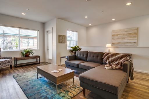 Beautiful 2 bed/2.5 bath Point Loma TOWNHOME with attached 2 car garage! Steps to Fisherman's and H/M Landings – photo 1