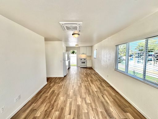 Remodeled 1bd/1ba in North Clairemont! DUPLEX- no one above or below! YARD, Garages available, off-street parking, A/C, W/D in-unit! – photo 1