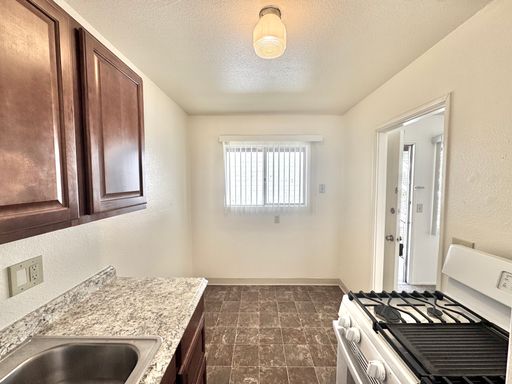 Sensible Studio in Linda Vista // Top Floor, Laundry On-site, Parking, SDGE included // Close to EVERYTHING! – photo 1