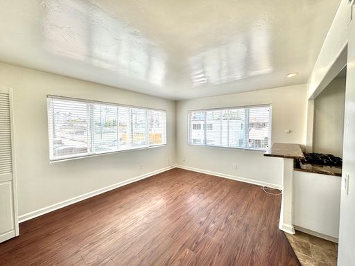 **FREE MONTH** BRIGHT top floor 1bd/1ba apartment in IB! One block to beach, on-site laundry, PARKING included!