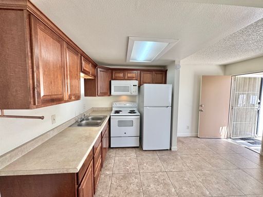 Large 1bd/1ba on Ground Floor in Senior / Disabled community 62+! Laundry on-site! – photo 1