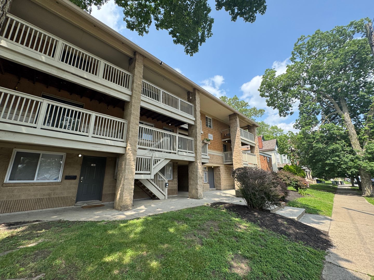 Columbus Apartment: 170-188 W. 9th Ave