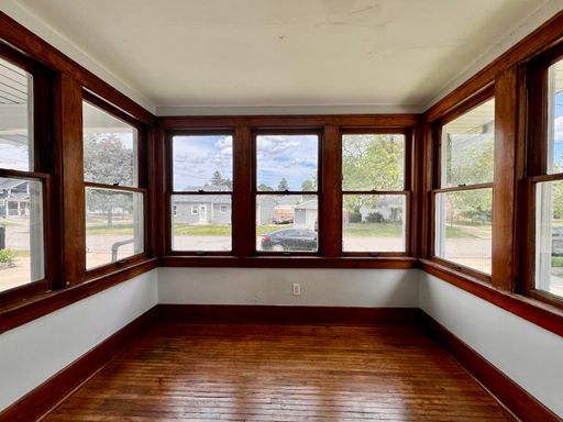 Listing photo thumbnail