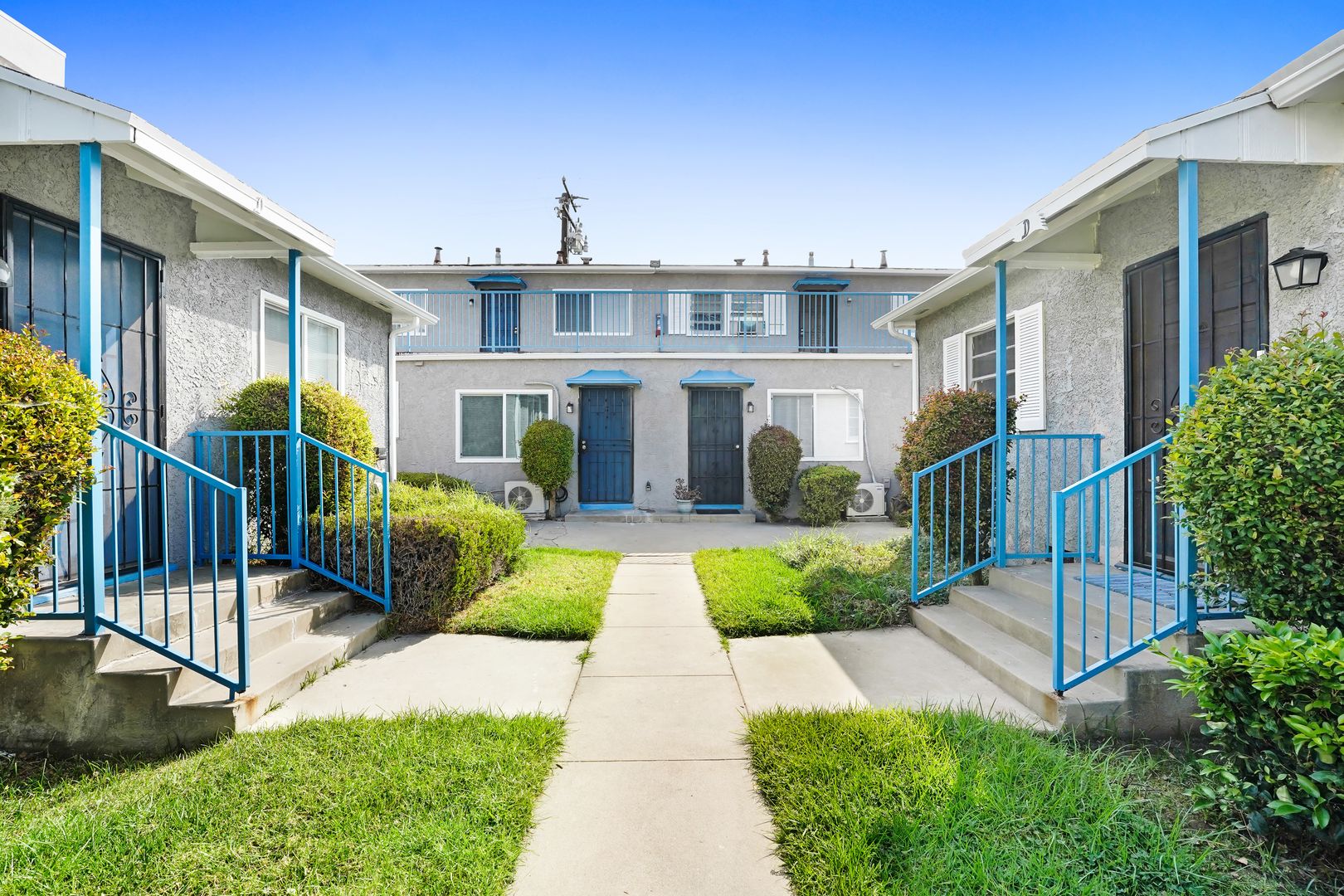 Inglewood Apartment: 820 S Osage Ave