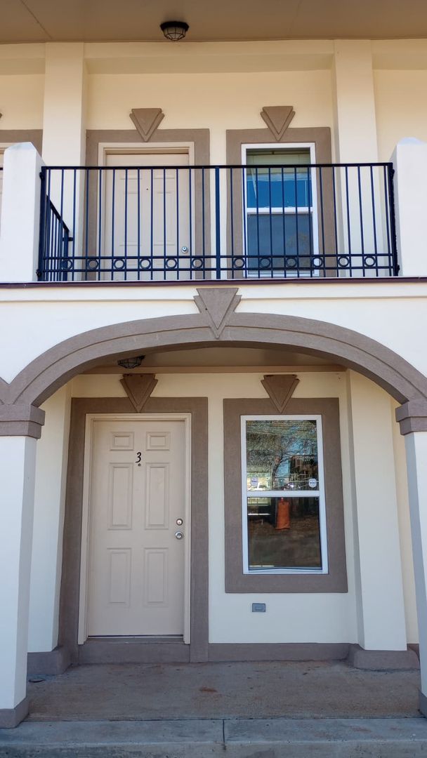 Buena Vista Apartment: 105 S McDuffie St