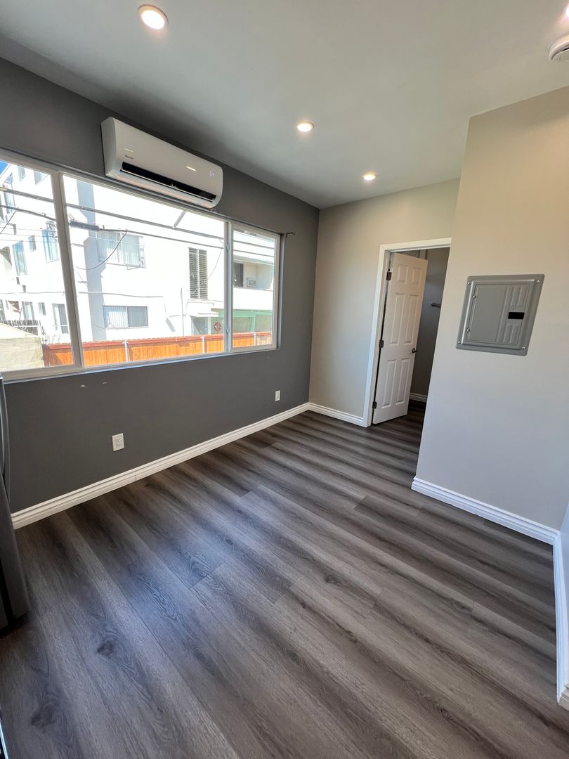 Los Angeles Apartment: 417 S. Kenmore Ave.