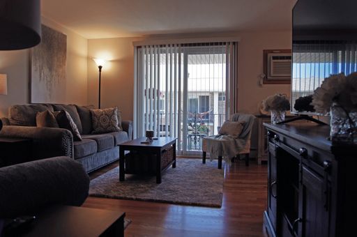 2 Bedroom Apartment by Colvin Shopping Center and the 290!! Call Before Its Gone!!