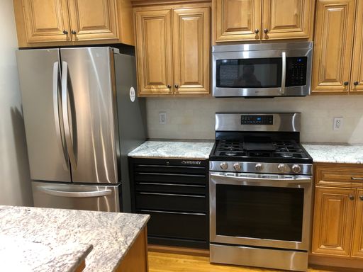 Beautiful One Bedroom w/ Eat In Kitchen walking distance to Elmwood and Medical Campus – photo 1
