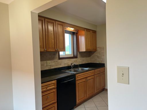 Beautfully Renovated 2 Bed w/ Easy Access to 290! Call TODAY!!
