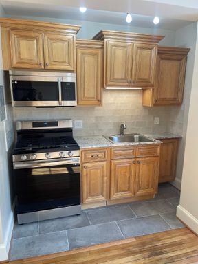 Updated Efficiency Studio Available at the Historic Mayflower!! Will Go Quick!! Call TODAY!! – photo 1