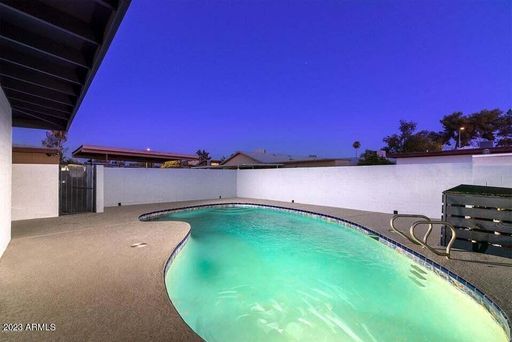 4 bedroom with Pool and 2 car garage – photo 1
