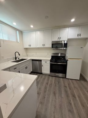 Newly Renovated 2 Bed / 2 Bath with In-Unit Laundry | Modern Finishes | Prime Mid-City Location – photo 1