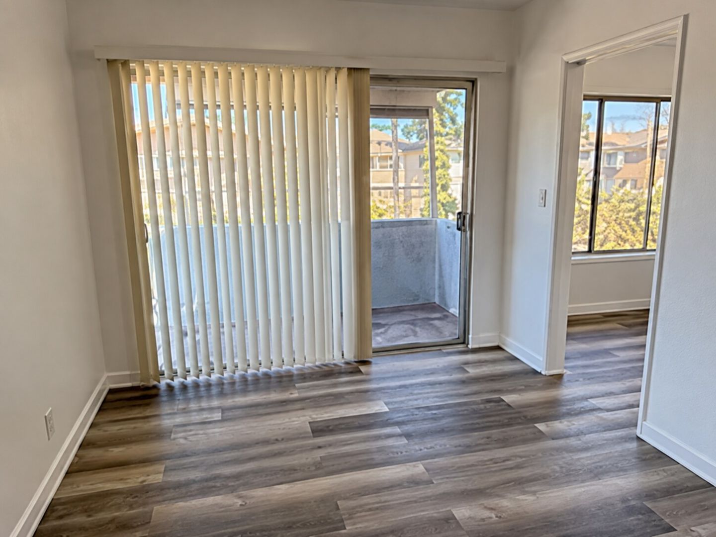 Panorama City Apartment: 8816 Tobias