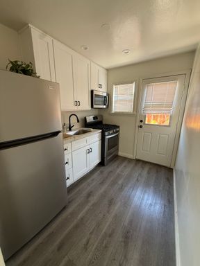 Brand New - Newly Renovated Studio in Santa Monica with Spacious Back Patio, Parking & All Utilities – photo 1