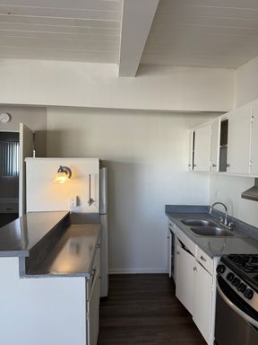 Updated Studio + Parking & Pool | Pet Friendly – photo 1