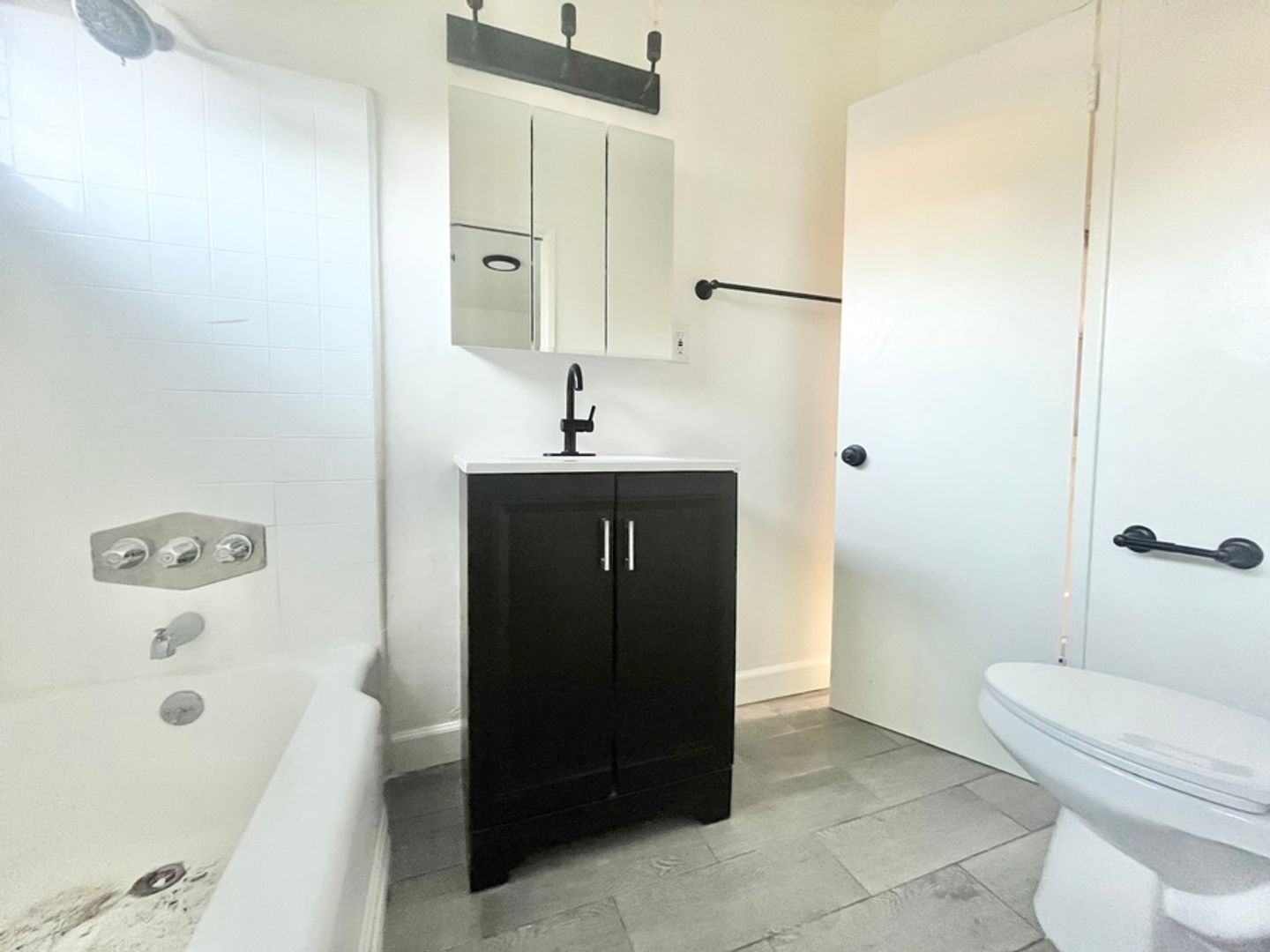 Inglewood Apartment: 632,636,644,646 Aerick St