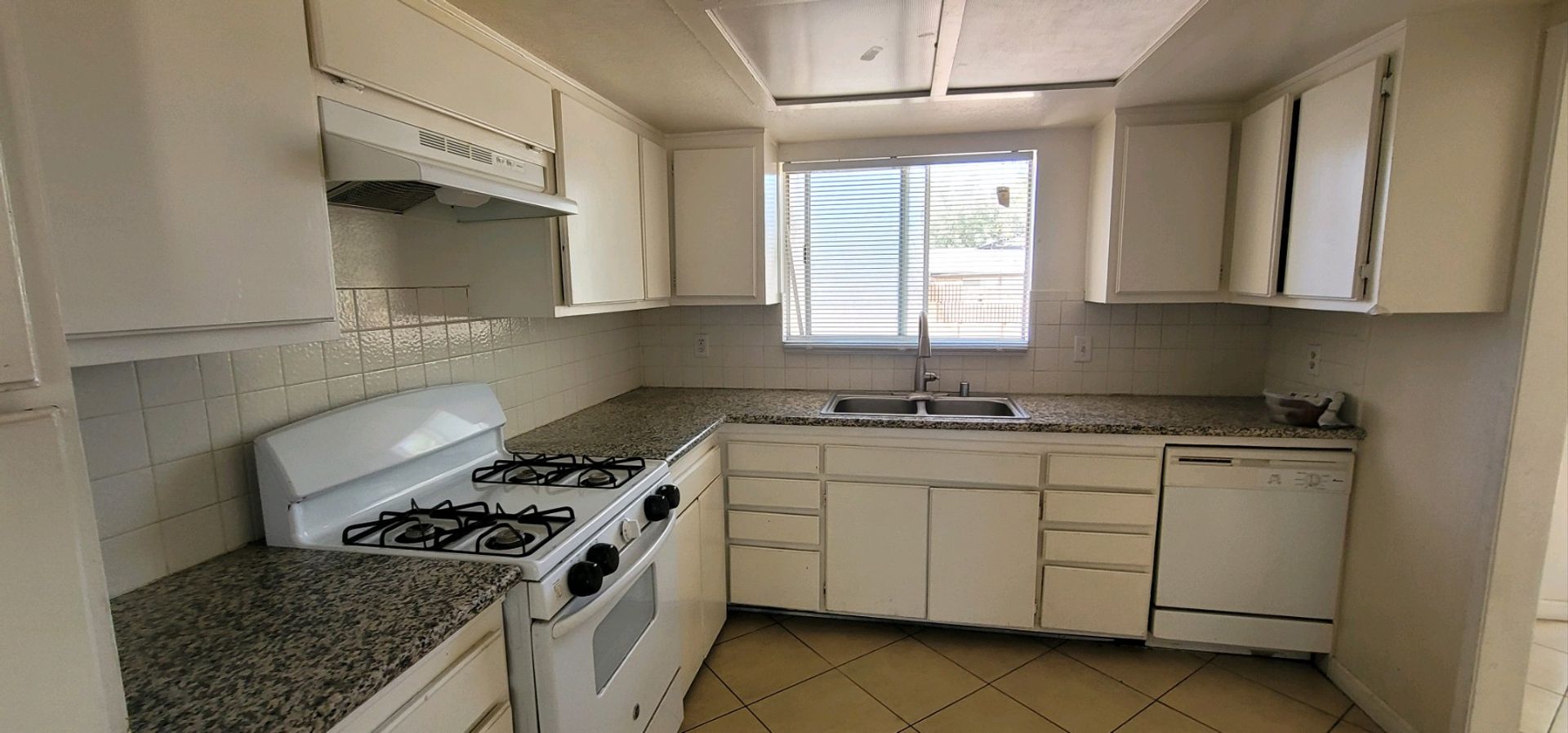 Palmdale Apartment: 38675 - 38707 12th St East