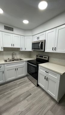 Spacious & Modern 2-Bedroom Apartment in Prime Las Vegas Location! – photo 1