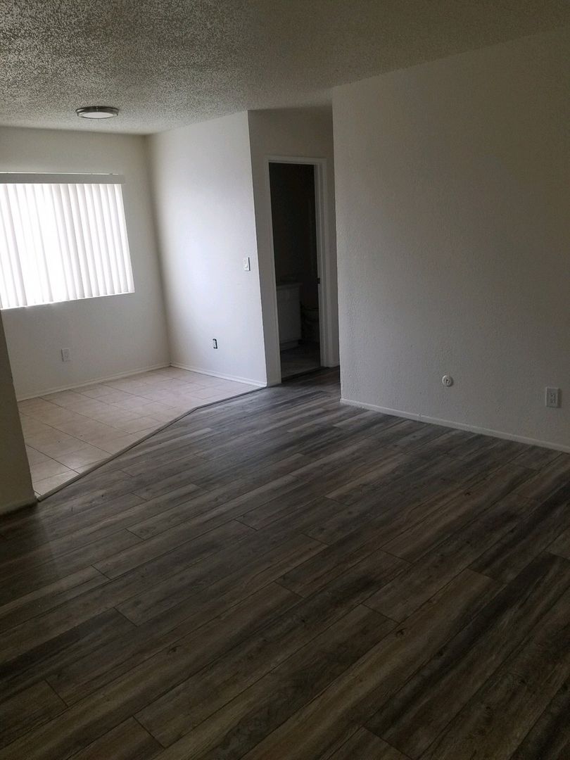 Palmdale Apartment: 550 East Avenue Q-12
