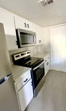 Spacious 2BR/1.5BA Townhome + Private Patio | Pet Friendly – photo 1