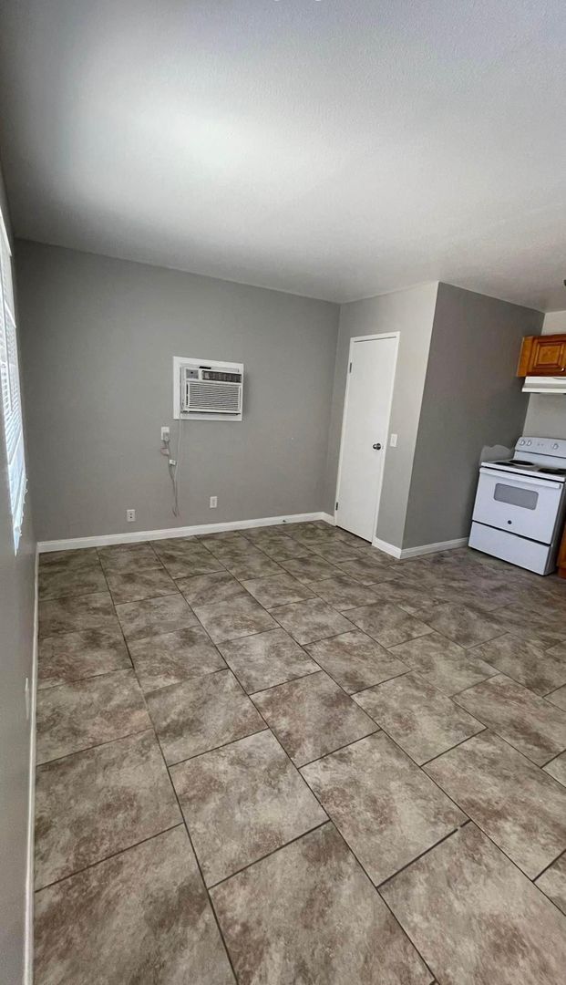 Henderson Apartment: 305 Eastminster Ct