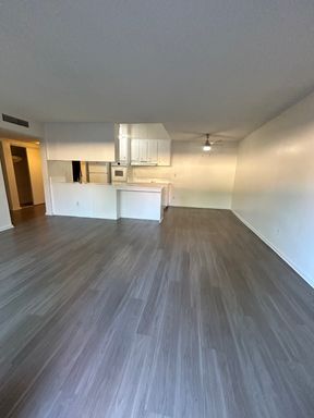Spacious 2 Bed / 2 Bath with Large Balcony – Pet Friendly!