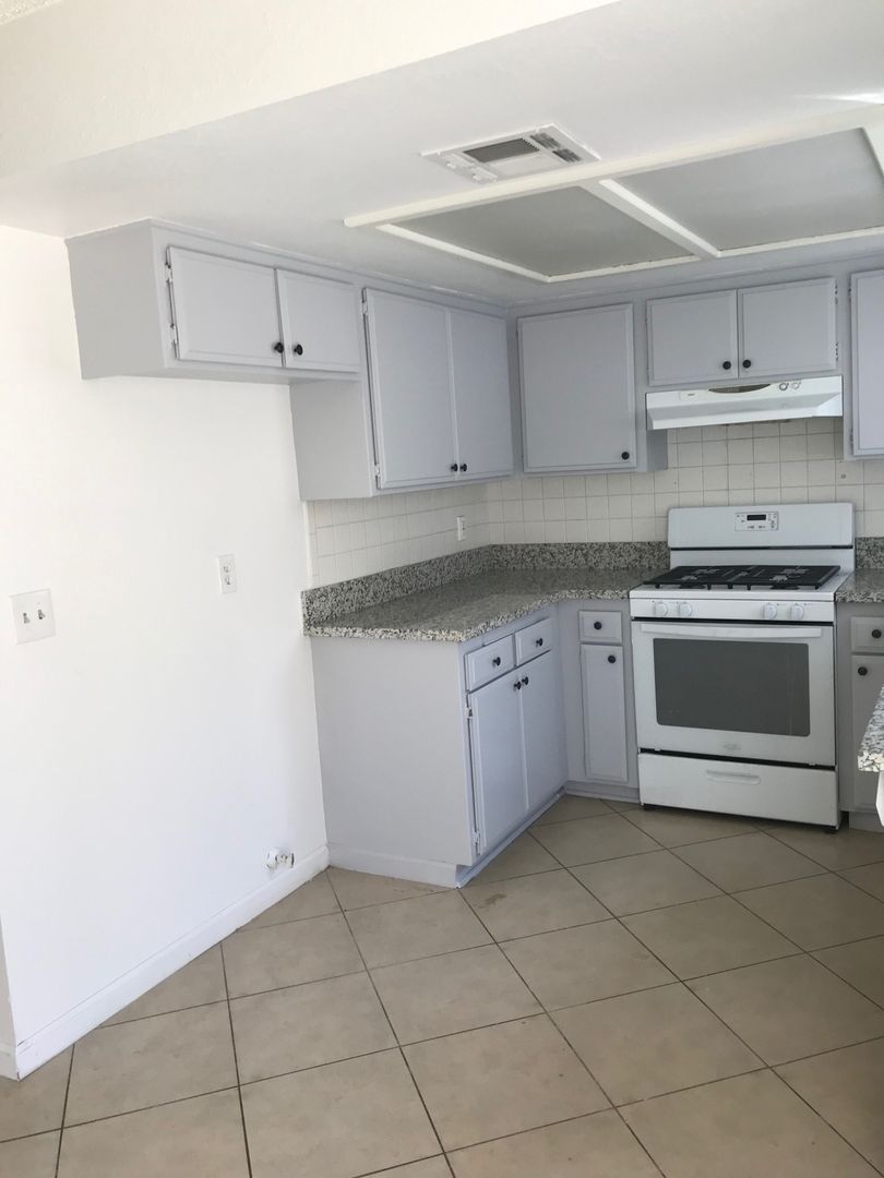 Palmdale Apartment: 38675 - 38707 12th St East