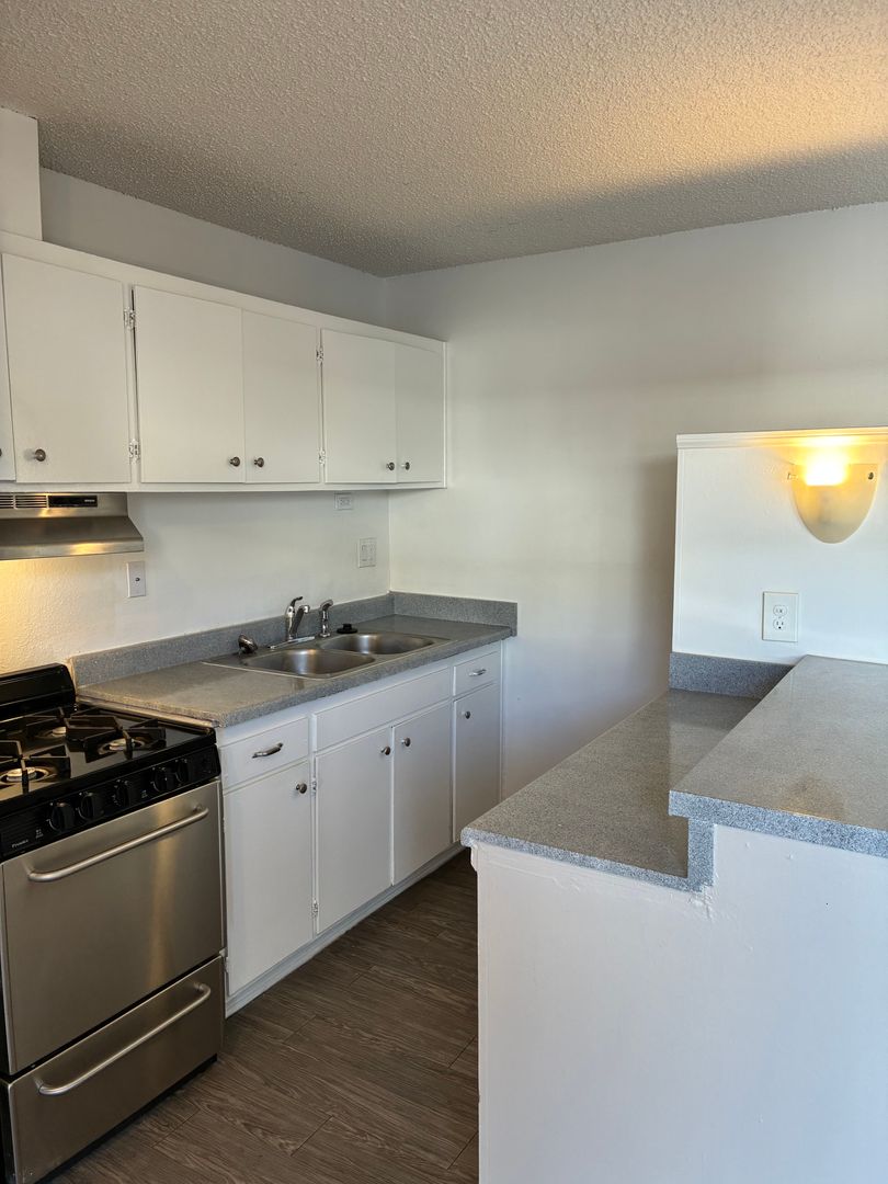 Oxnard Apartment: 443 Occidental Dr