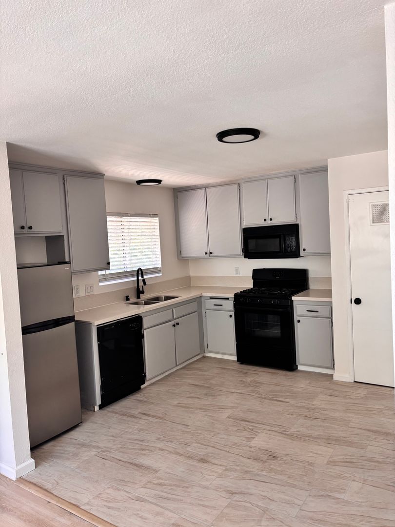 Palmdale Apartment: 38431 5th St East