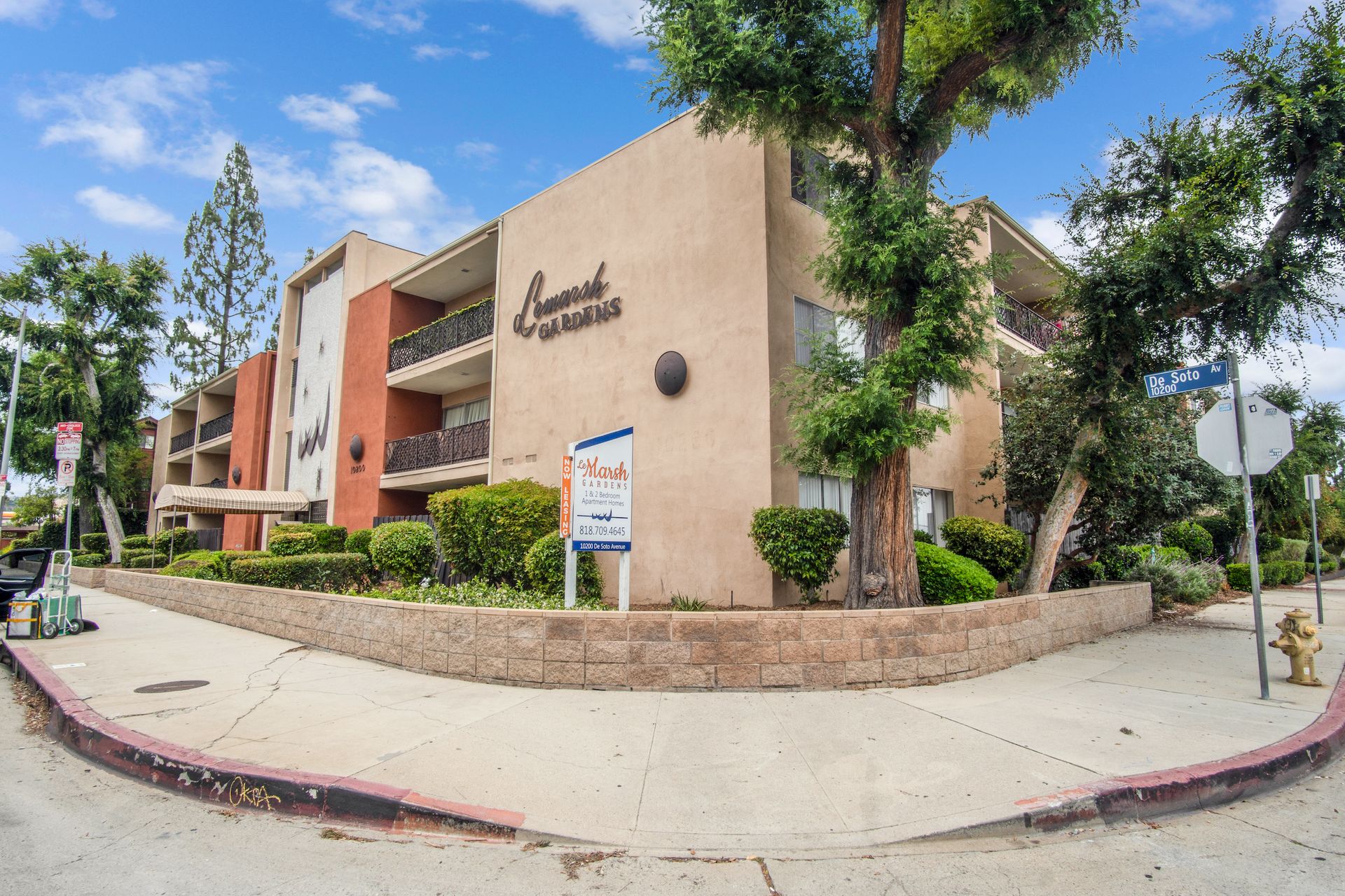 Chatsworth Apartment: 10200 De Soto Ave