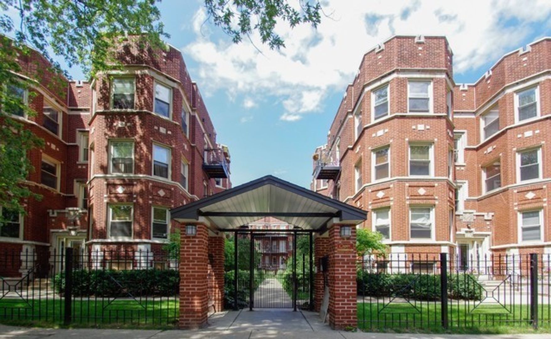 Chicago Condo: 1342 W Greenleaf Ave- 2B