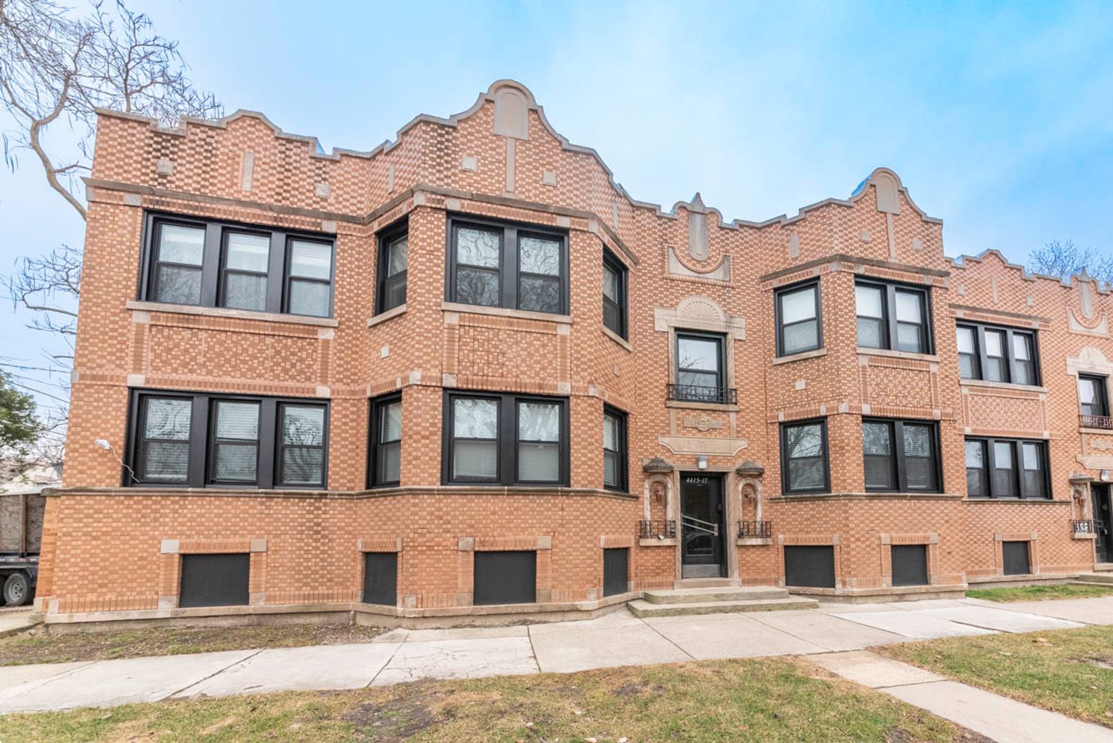 Chicago Apartment: 4415-25 W School St