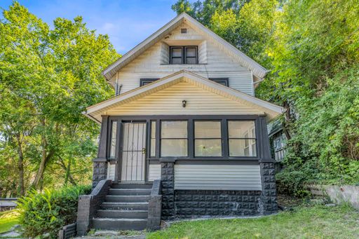 712 Roselle Ave | DN, Akron, OH 44307 - Spacious 1-bed 1-bath multi-family home! – photo 1