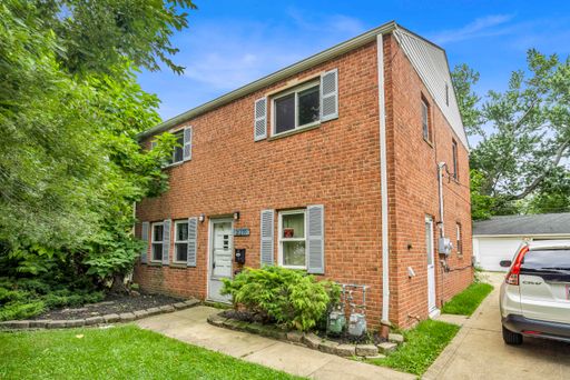 21270 Crystal Ave | UP, Euclid, OH 44123 - Spacious 2-bed 1-bath multi-family home! – photo 1