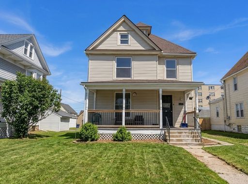 1026 W 4th St | UP, Lorain, Ohio, 44052 - Spacious 2-bed 1.5-bath multi-family home! – photo 1
