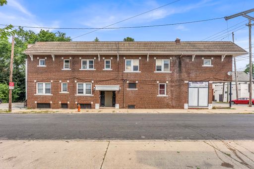 4600 (9571) Grand Division Ave | Unit 3, Cleveland, OH 44125- Spacious 3-bed 1-bath apartment! – photo 1