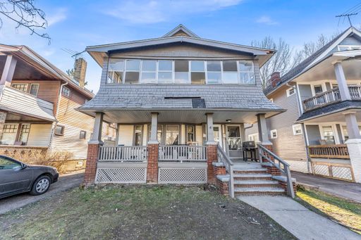 913 Helmsdale Rd | Unit 3, Cleveland Heights- Spacious 1 bed 1 bath multi-family home!