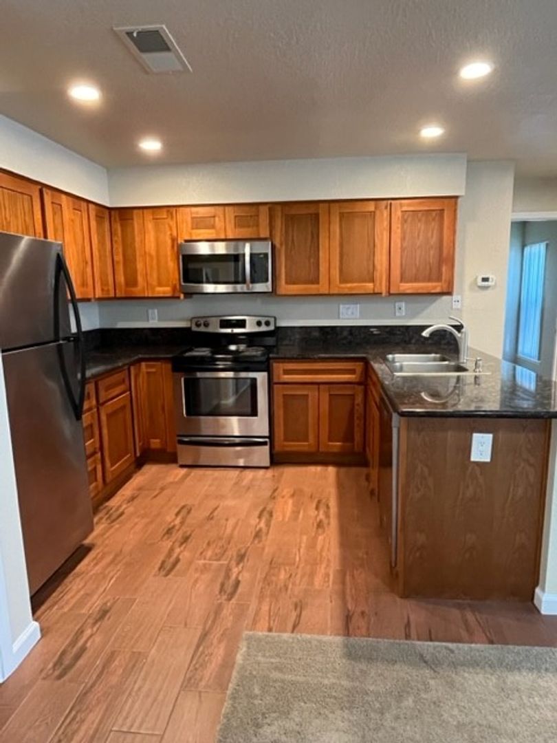 Modesto Apartment: 3500 San Clemente Ave