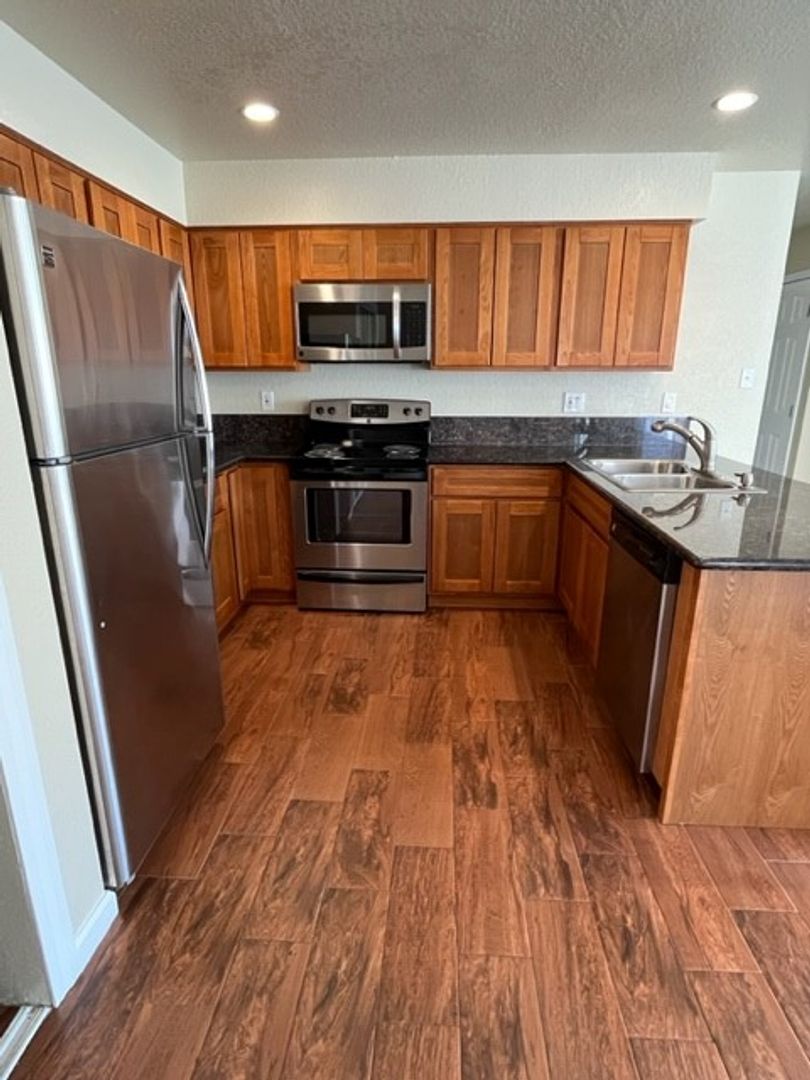 Modesto Apartment: 3500 San Clemente Ave