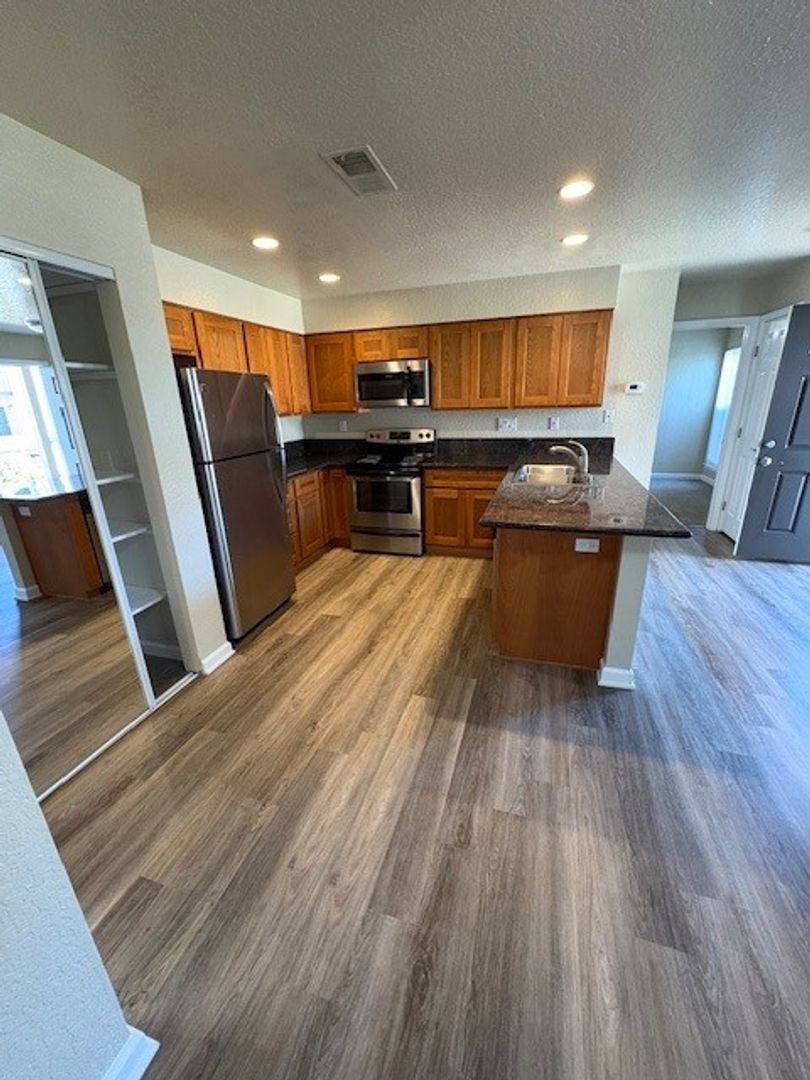 Modesto Apartment: 3500 San Clemente Ave