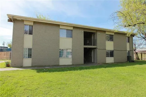 Great 2 Bedroom / 1 Bath in Super Central Holiday Heights – photo 1