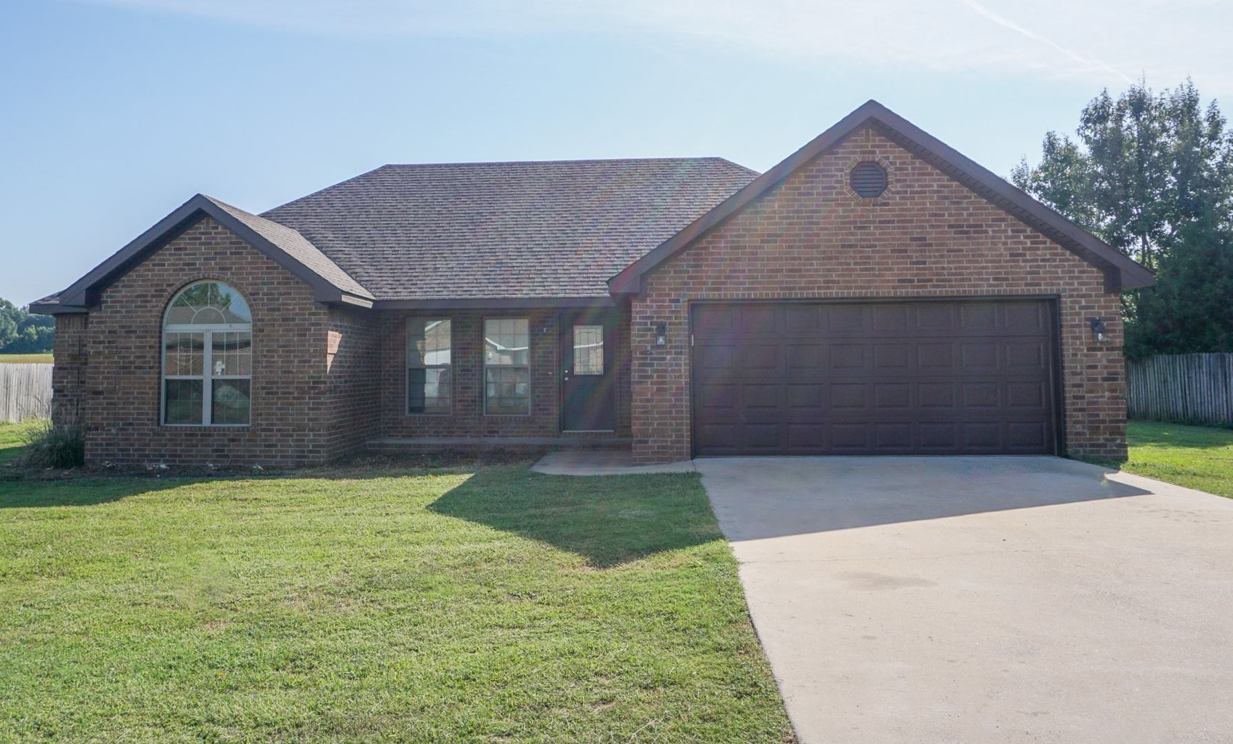 Jonesboro House: 233 CR 416