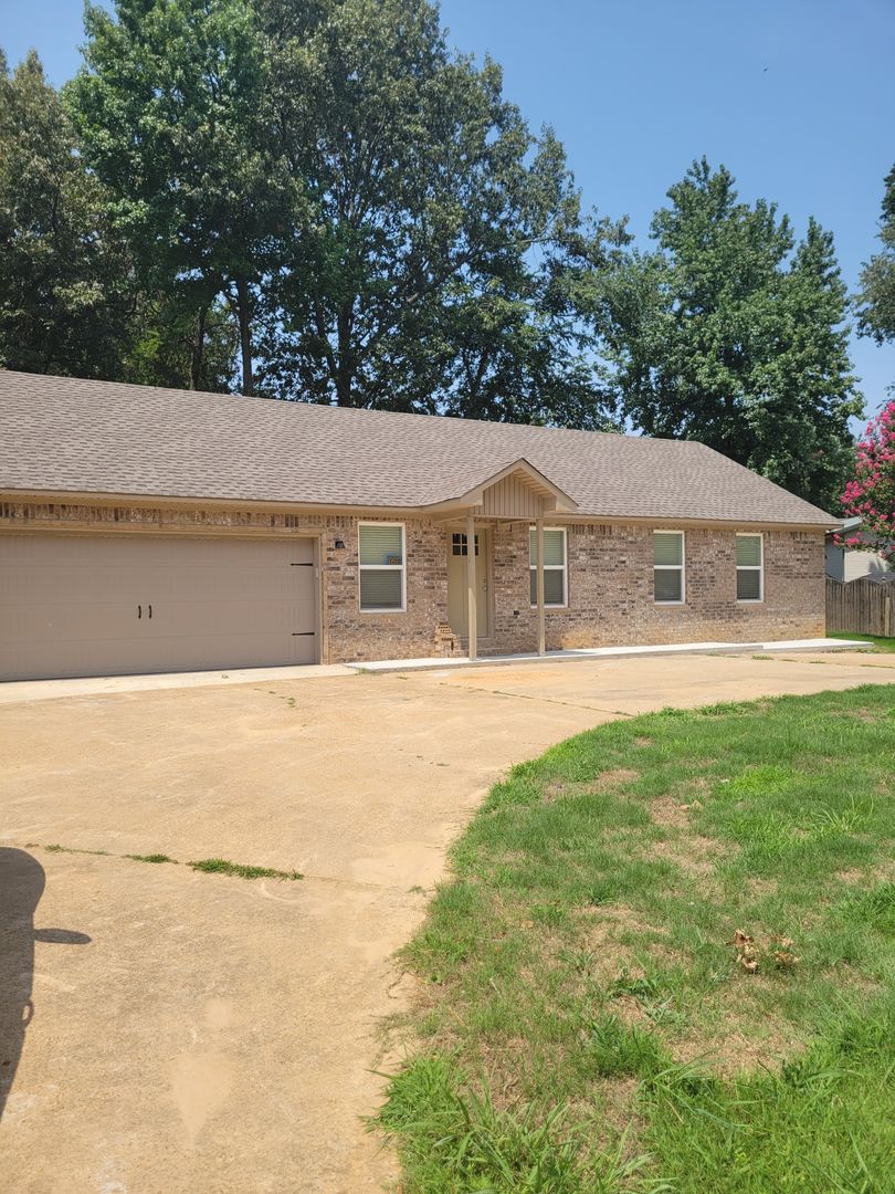 Jonesboro House: 1210 Teekwood