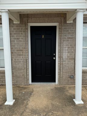 For Rent: 2 Bed / 1 Bath Apartment – photo 1