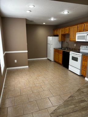 2 Bedroom, 1 Bath Apartment – photo 1