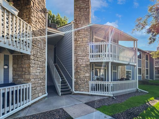 Charming 2-Bedroom Condo in Prime Location - Woodside Village – photo 1