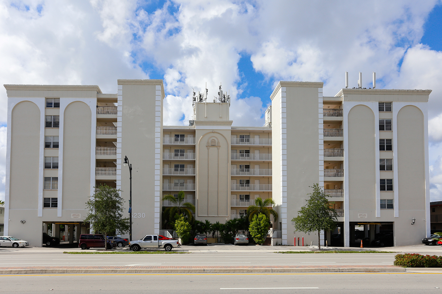 Hollywood Apartment: 5230 Hollywood Blvd