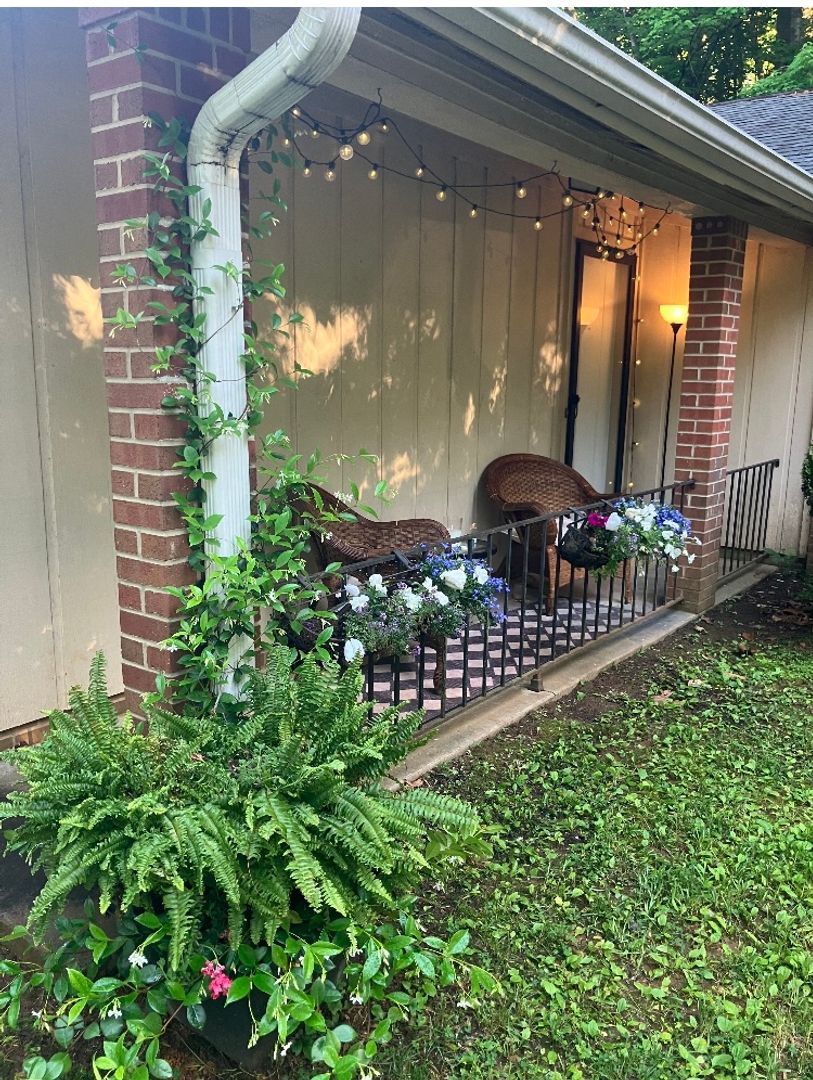 Greensboro House: 1999 Cottage Place